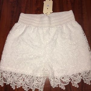Tight white cloth summer short
